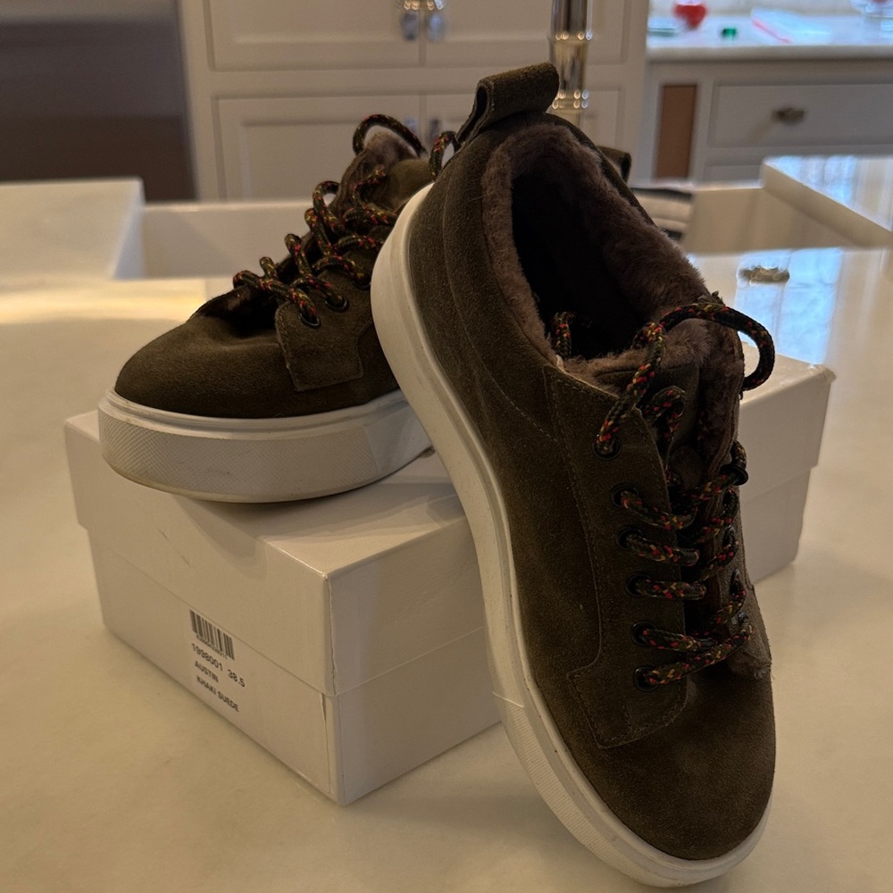 La Canadienne Women’s Shearling Lined Suede sneakers. Size 38.5/8